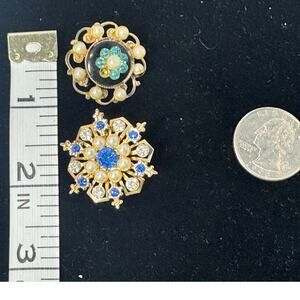 set of 2 vintage faux pearl gold toned brooches‎